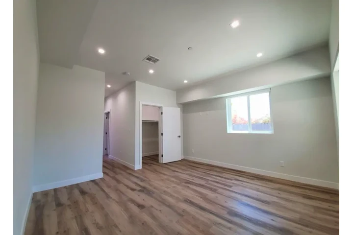 $2000 : Beautiful 2 Bedroom Apt in LA image 4