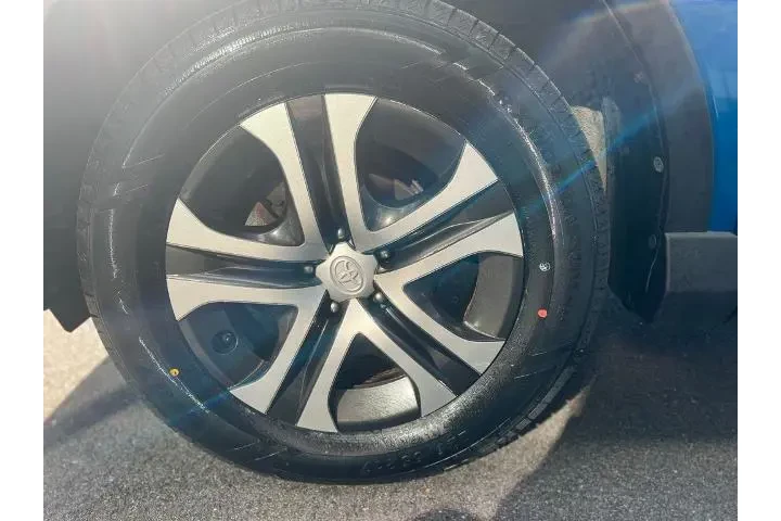 $14795 : Toyota RAV4 2017 AWD LE 4dr image 6