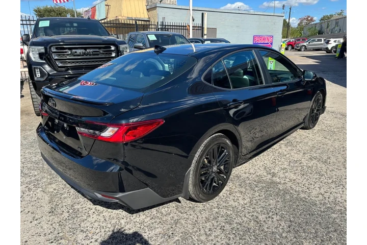 2025 Camry SE image 4