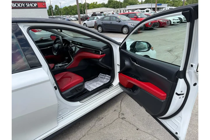 $17980 : 2019 Camry XSE image 8