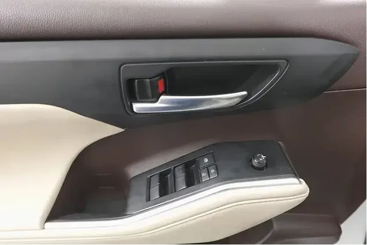 $35500 : Toyota Highlander Hybrid 202 image 10