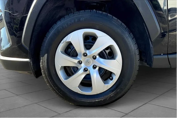 $22198 : Toyota RAV4 2021 AWD LE 4dr image 10