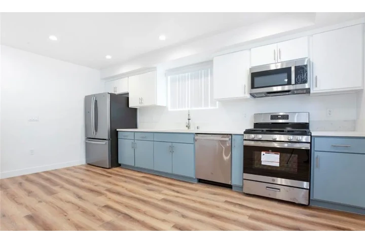 $1895 : 2 Bedroom Apartment in LA image 2