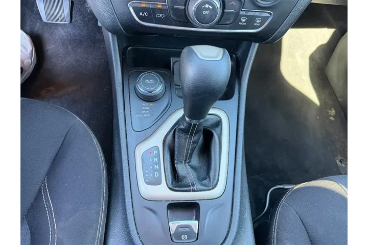 $12500 : Jeep Cherokee 2016 4x4 Latit image 10