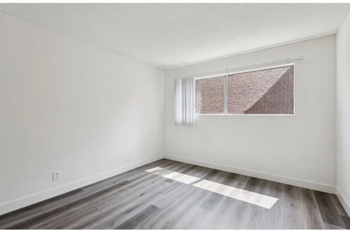 $1980 : 2 Bedroom Apt in West Adams LA image 8