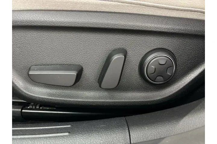 $27300 : Genesis G70 2024 2.5T Standa image 4