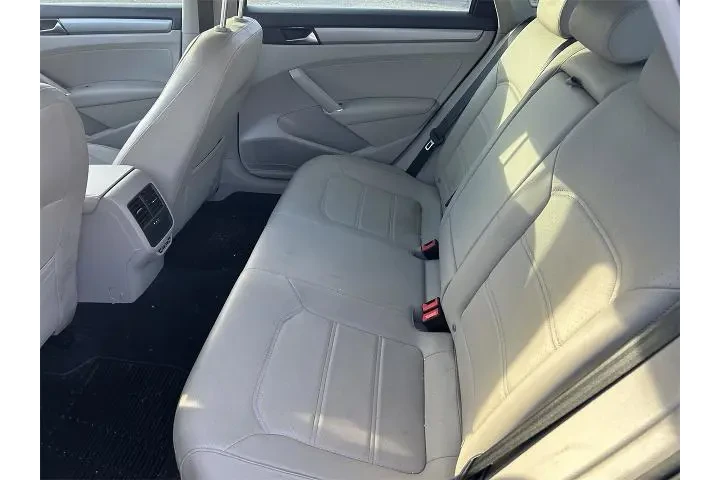 $13994 : Volkswagen Passat 2020 SE 4d image 9