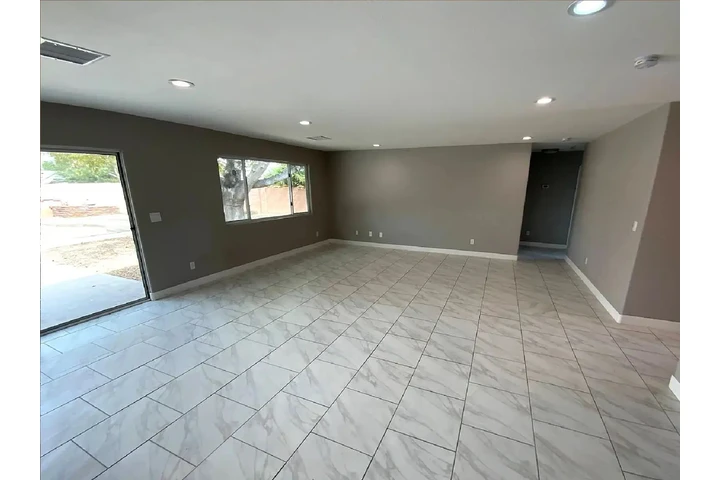 $1000 : UPGRADED NEW APPLIANCES HOME image 3