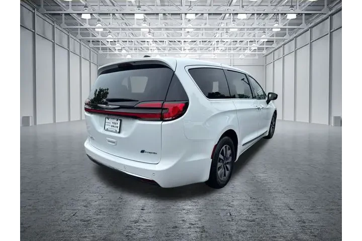 $28995 : Chrysler Pacifica Plug-In Hy image 7