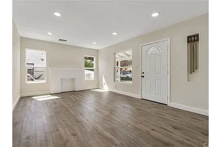 $1100 : Carson con garaje independient image 4