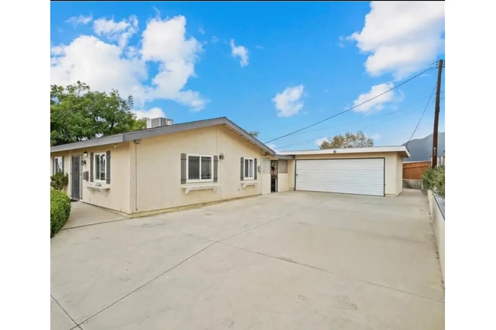 $2495 : 3 Bed 2 Bath in Inglewood image 2