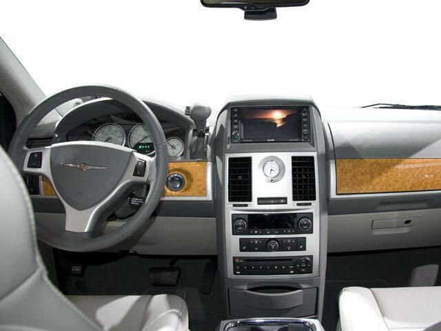 2010 Town and Country LX image 5