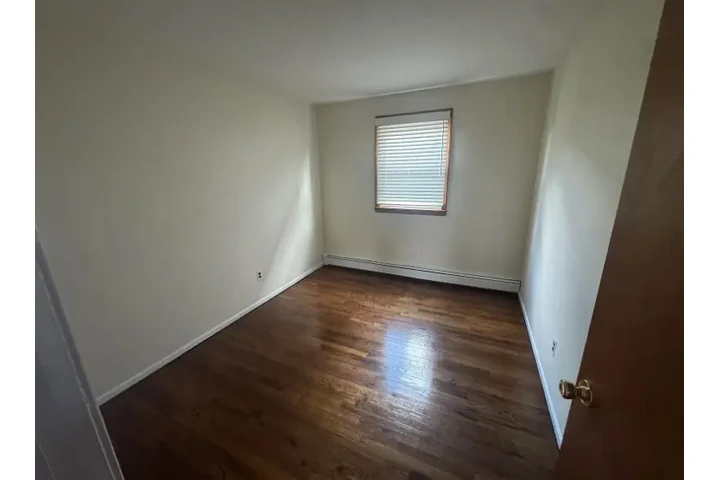 $1000 : Fully Renovated 1-Bedroom Apar image 1