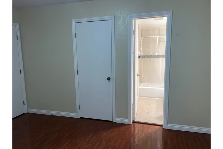 $1200 : Se Renta Cuarto con Baño priv. image 5
