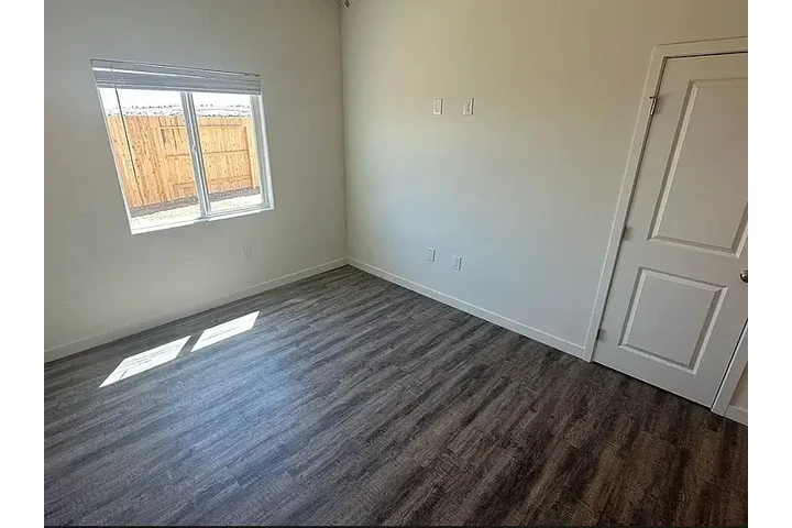 $900 : Open concept with high ceiling image 7