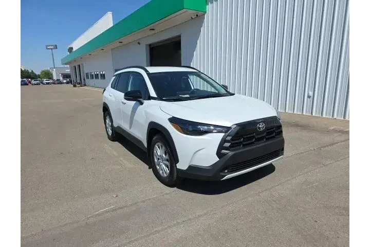 $32900 : Toyota Corolla Cross 2026 LE image 1