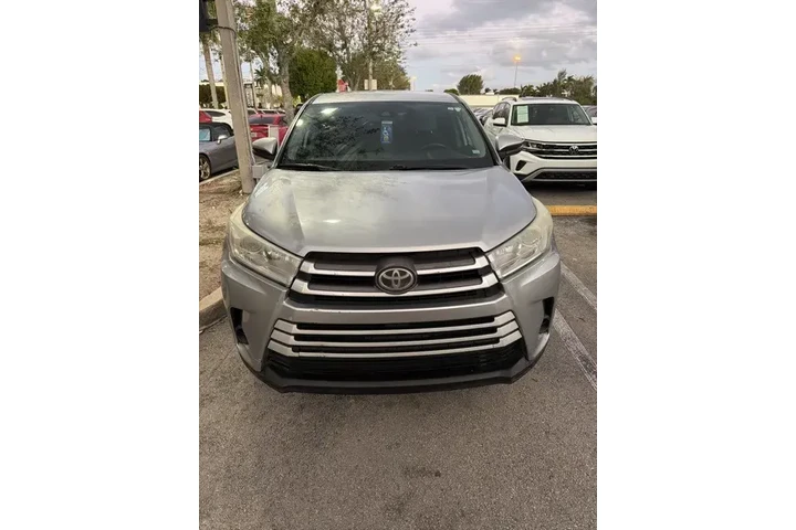 $13590 : Toyota Highlander 2018 LE 4d image 1