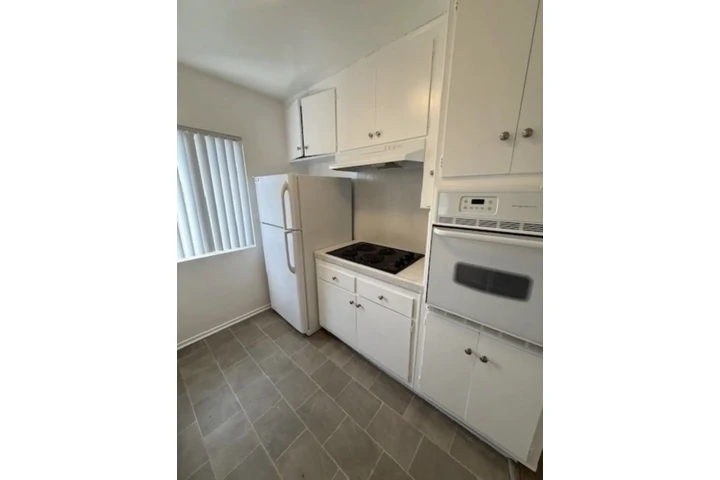 $1570 : Spacious 1 Bed Apt in Gardena image 4