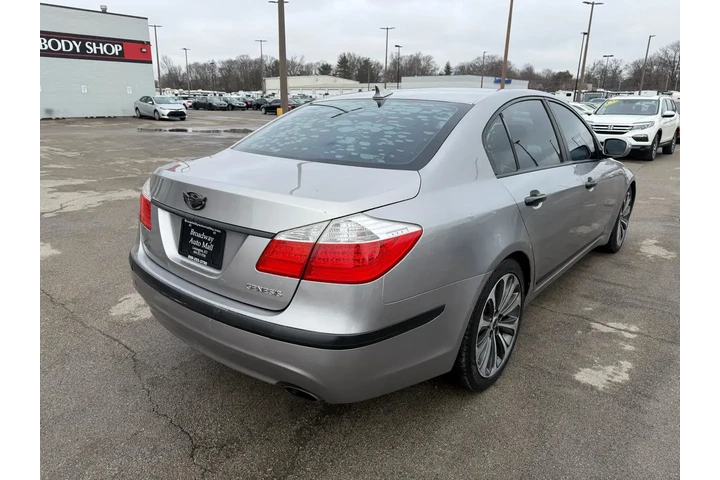 2011 Genesis 4dr Sdn V6 image 2