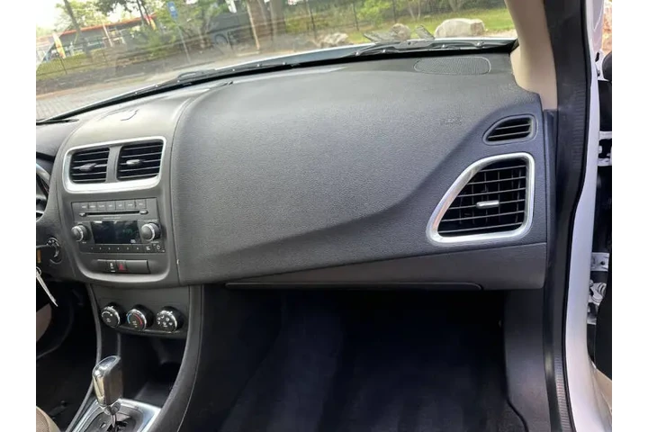 $3700 : 2014 Avenger SE image 5