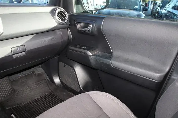 $28695 : Toyota Tacoma 2017 4x4 TRD P image 8