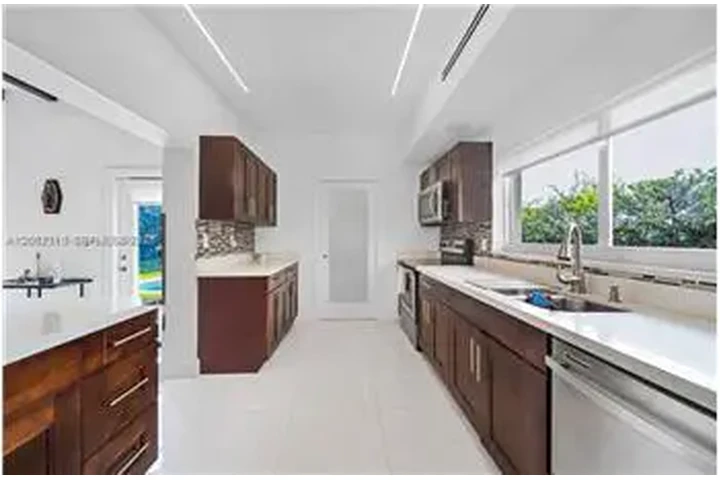 $10000 : Rental property with 3 bedro image 6