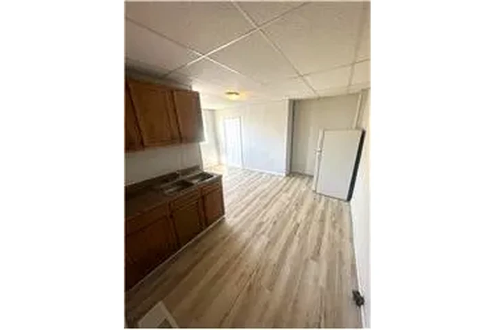 $525 : Rental property with 2 bedro image 4