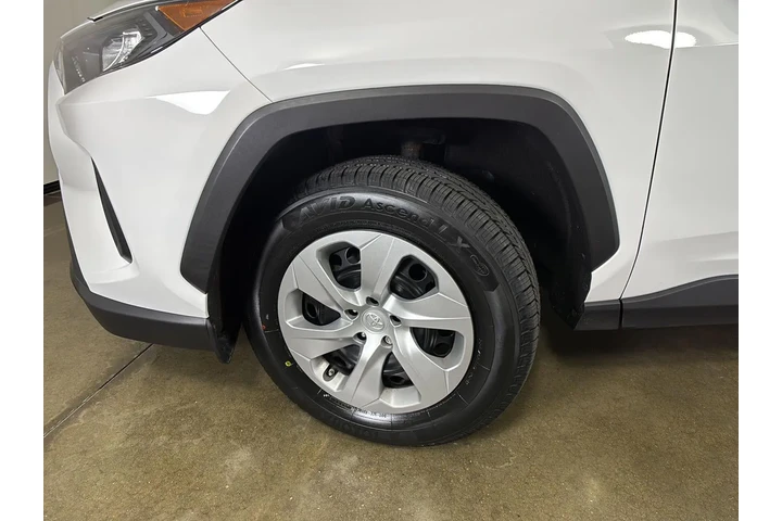 $30000 : Gold Certified 2022 RAV4 LE image 5