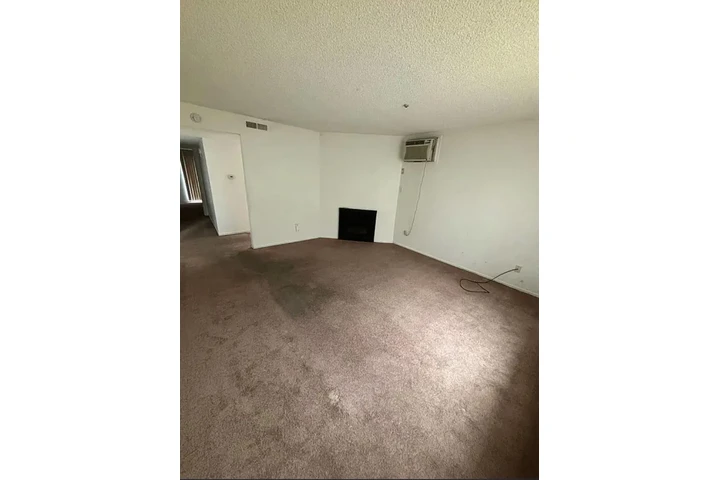 $999 : Charming 1-Bedroom Apartment i image 8