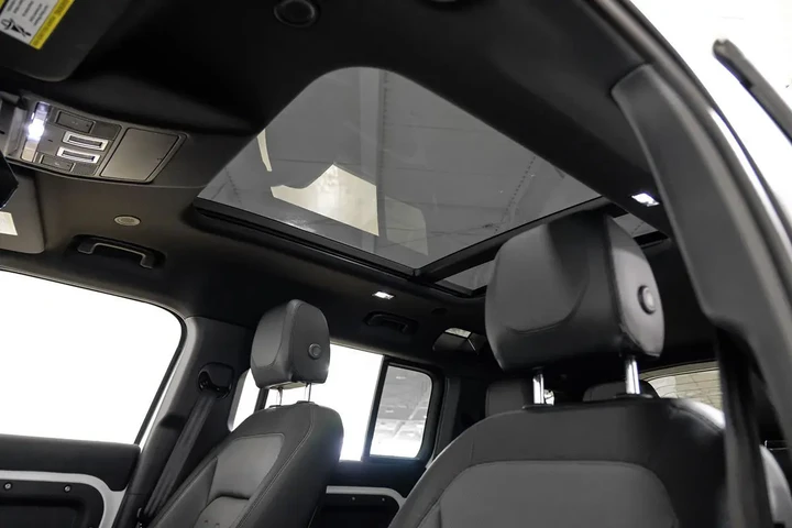 $47590 : 2022 Defender X-Dynamic SE image 6