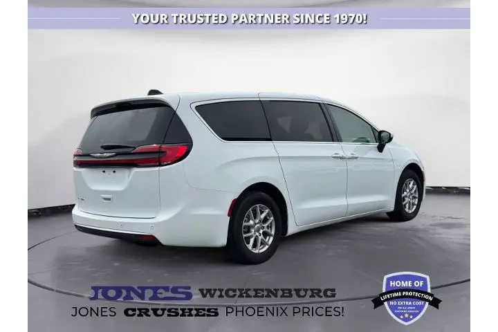 Chrysler Pacifica 2023 Touri image 5