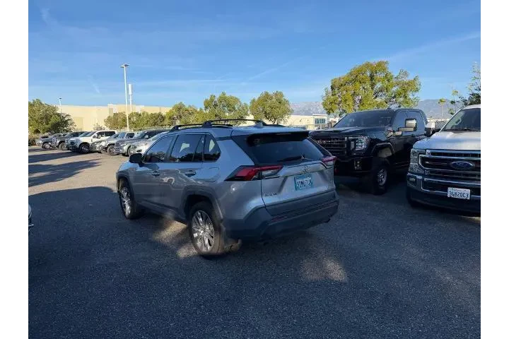 $24400 : Toyota RAV4 2022 XLE Premium image 4