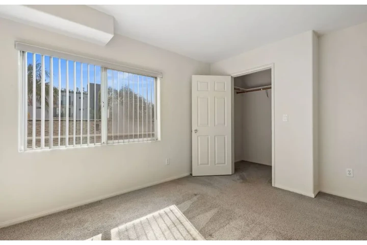 $1955 : 2 Bedroom Apt in Kenmore Ave image 5