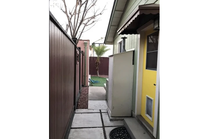 $1350 : Rarely on the market! image 10