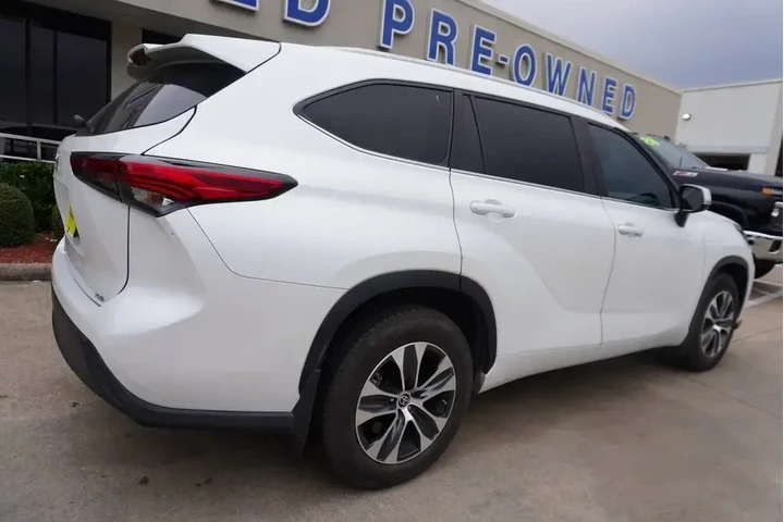 $33288 : Toyota Highlander 2023 LE 4d image 6