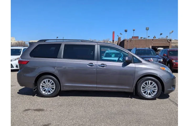 $19952 : 2017 Sienna XLE 7-Passenger A image 4
