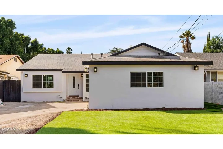 $2450 : 3Bed 2Bath Home In South Gate image 2