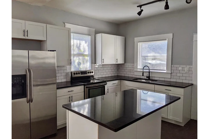$1000 : Fully renovated updated 3 home image 2