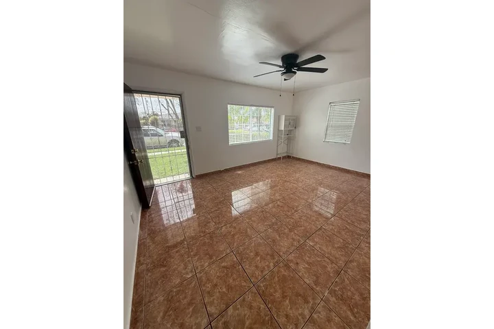 $1290 : Bell Gardens - 2 & 1 Bath image 4