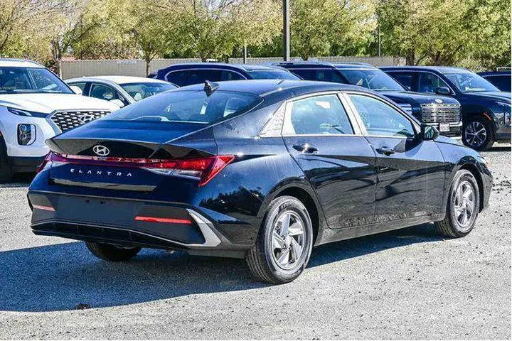 $23000 : Hyundai ELANTRA 2026 SE 4dr image 4