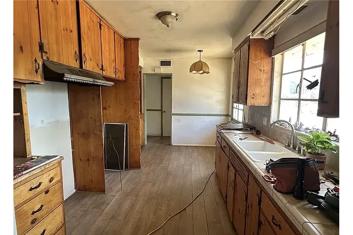 $1300 : Located on a desirable corner image 10