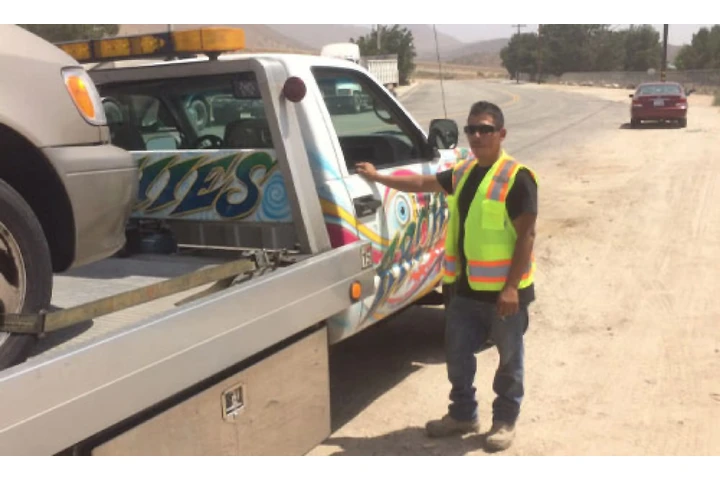 Perdomo Tow Truck image 2