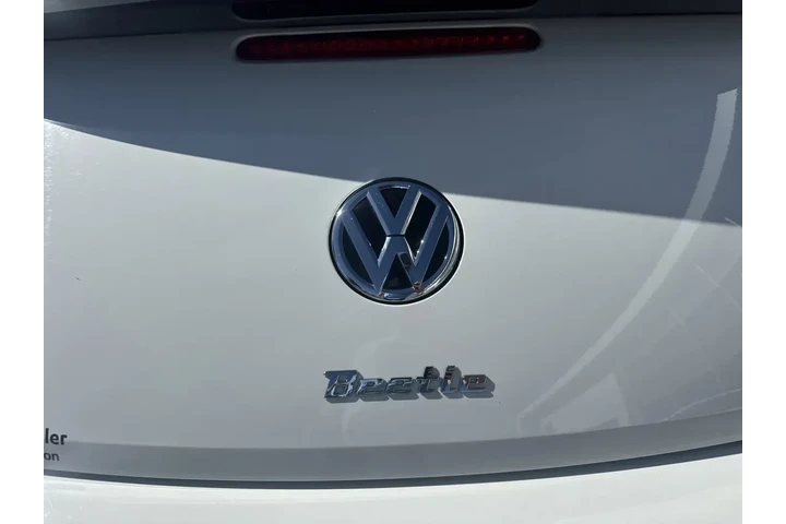 Volkswagen Beetle Convertibl image 6