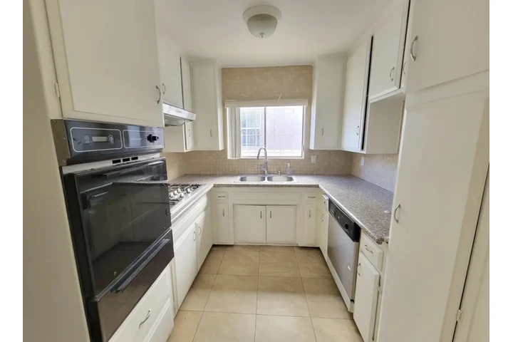 $1965 : 2 bedroom apartment in LA image 5