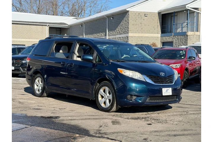 $9998 : Toyota Sienna 2012 LE 7-Pass image 1