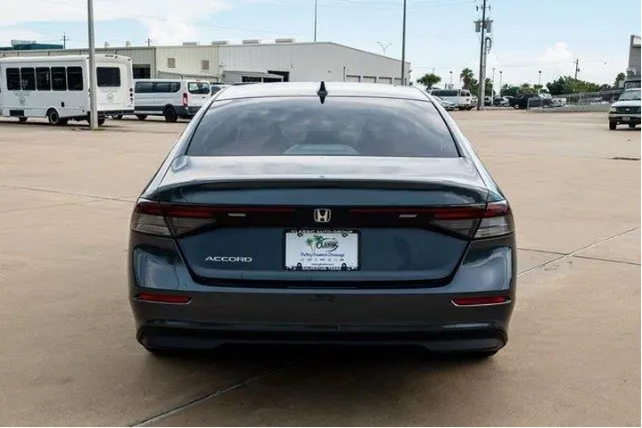 $23489 : Honda Accord 2024 LX 4dr Sed image 3