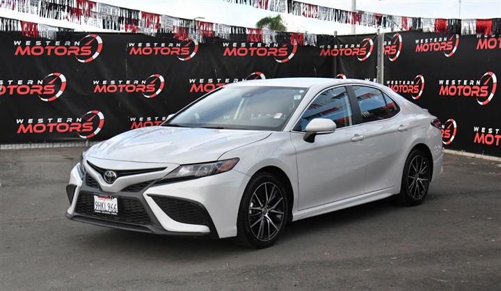 $26694 : Camry SE Sedan 4D image 3