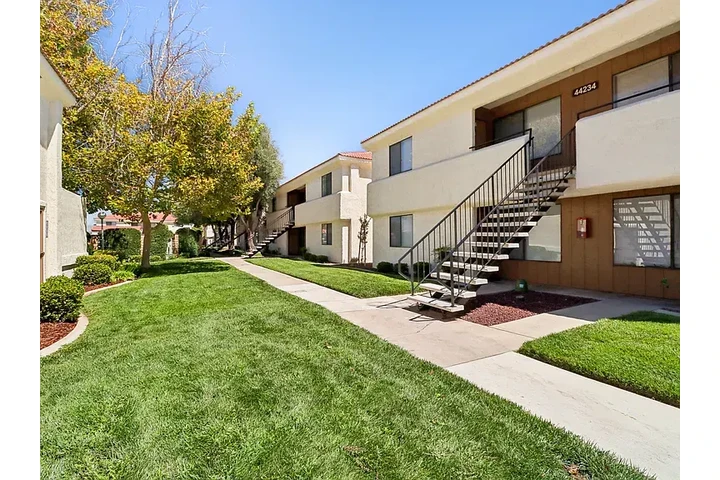 $1000 : Clean 2bd 1ba @ lancaster image 2