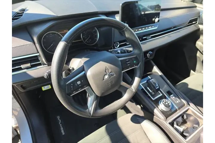 $24631 : Mitsubishi Outlander 2024 SE image 10