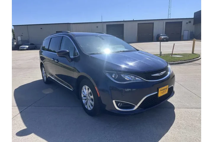 $9900 : 2017 Pacifica Touring-L image 8